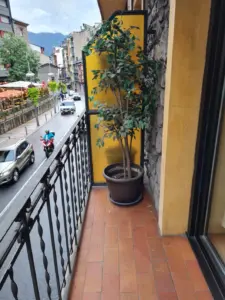 Kleiner Balkon mit Blick auf die Straße