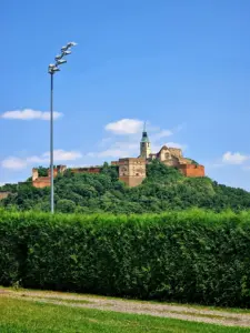 Die Burg ist schon von weitem aus sichtbar, da sie auf einem Hügel thront