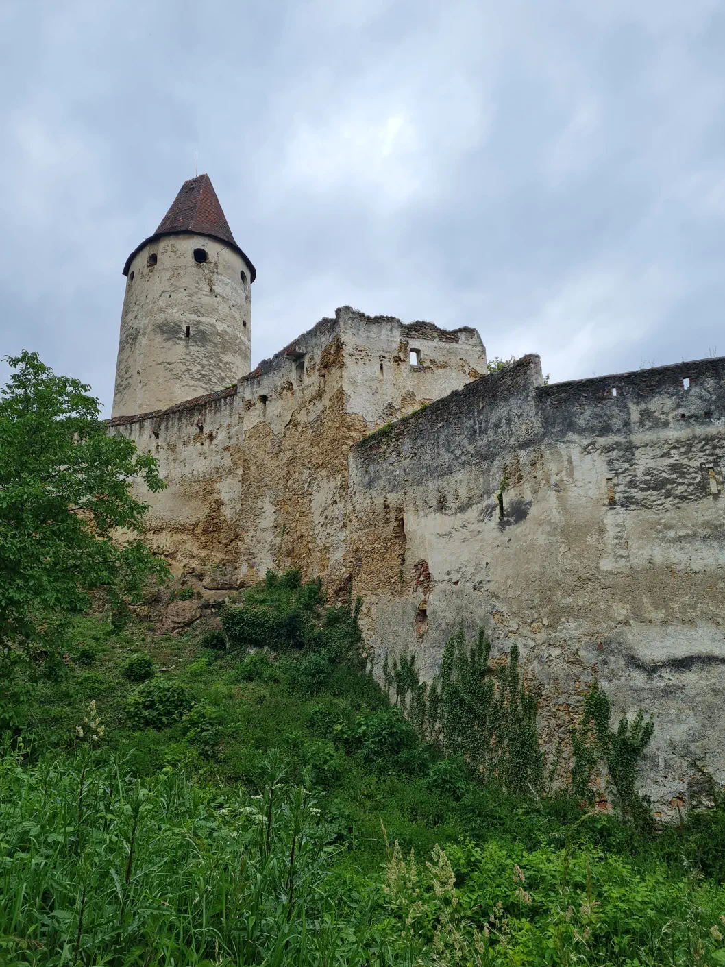 Burg Seebenstein mit Kind