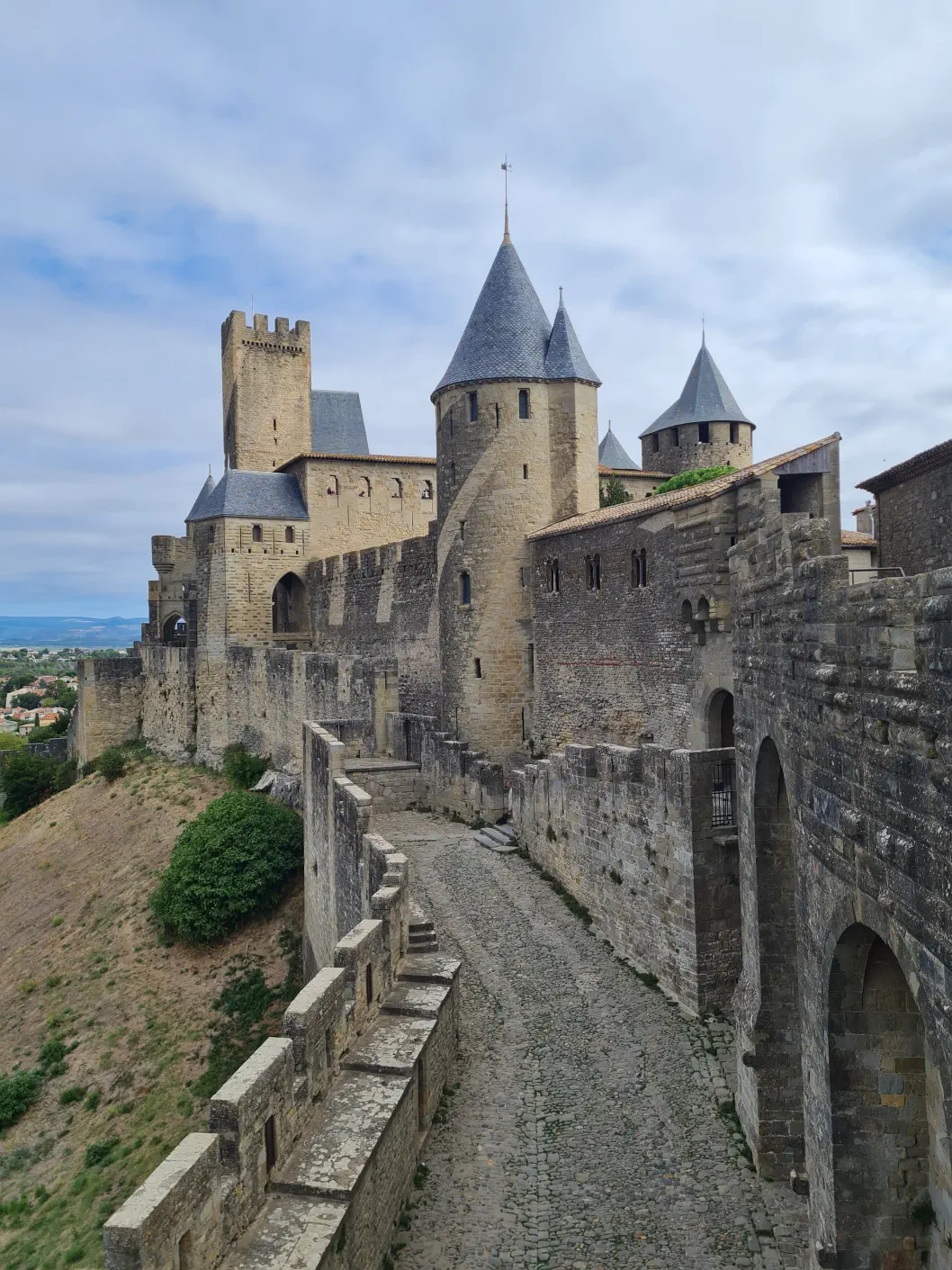 Cité de Carcassonne mit Kleinkind