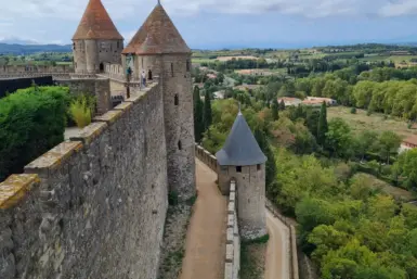 Cité de Carcassonne mit Kleinkind