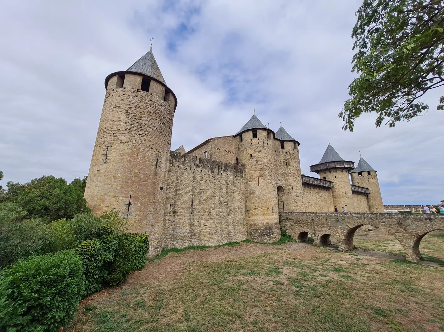 Cité de Carcassonne mit Kleinkind