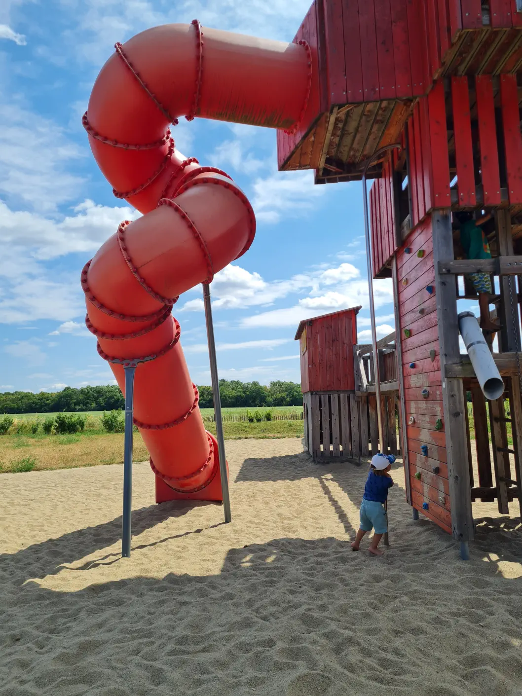 Kletterwand und Rutsche