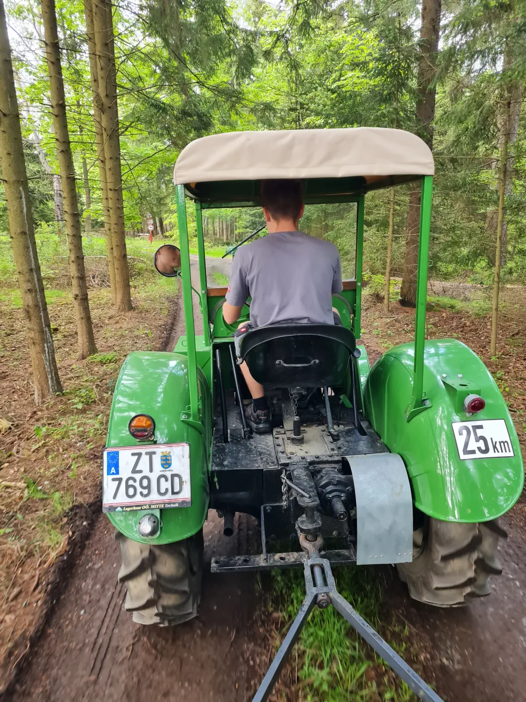 Mit dem Traktor geht es durch den Wald