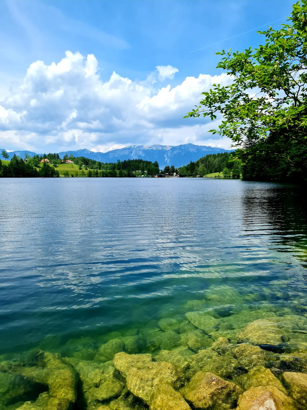 Der Weg verläuft direkt am Gleinkersee