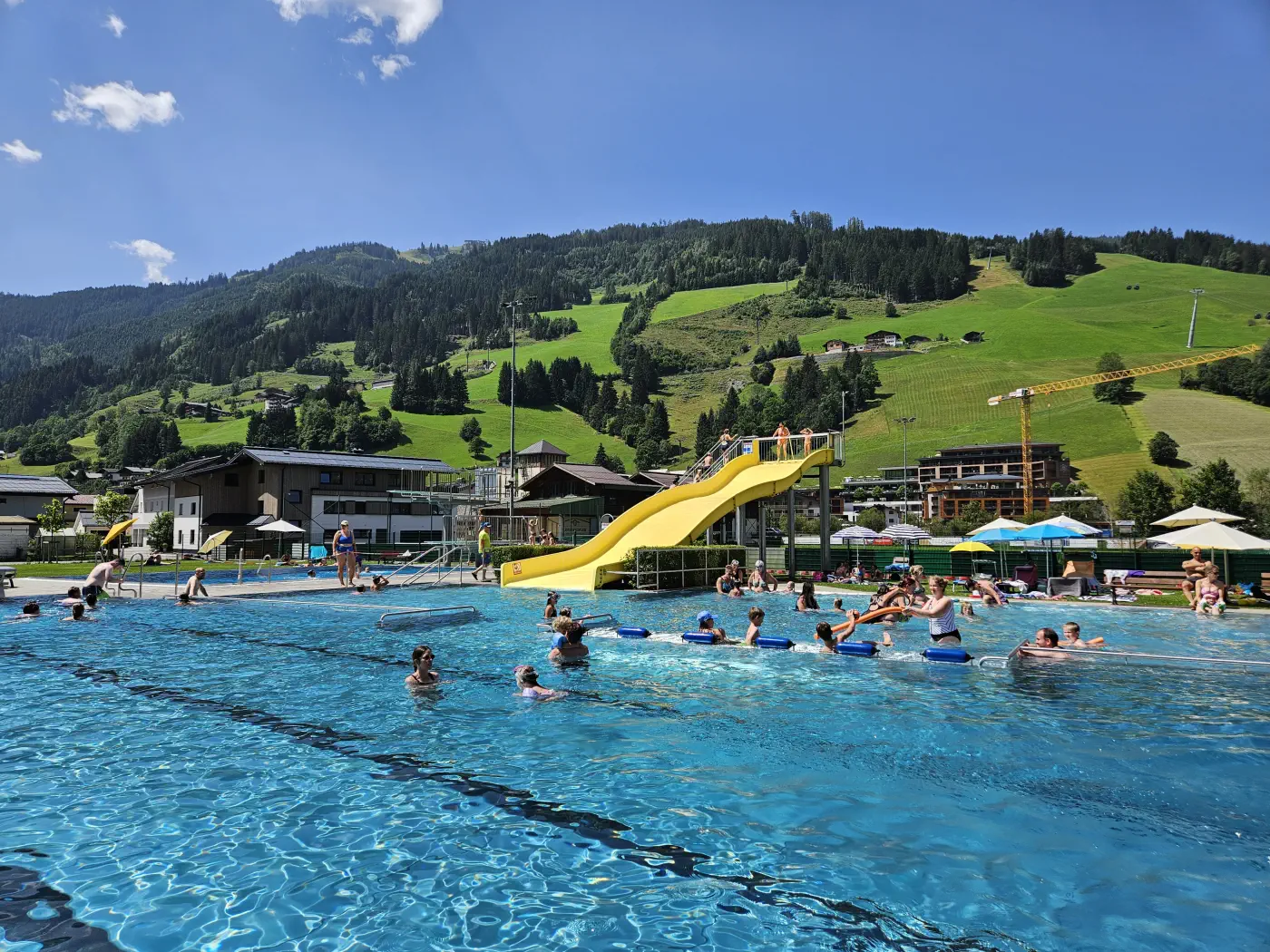 Großes Becken mit Wellenrutsche