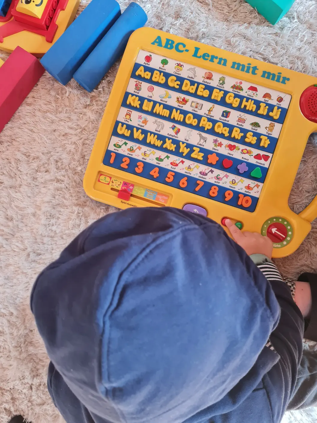 Peppino hat sich über die vielen Spielsachen sehr gefreut