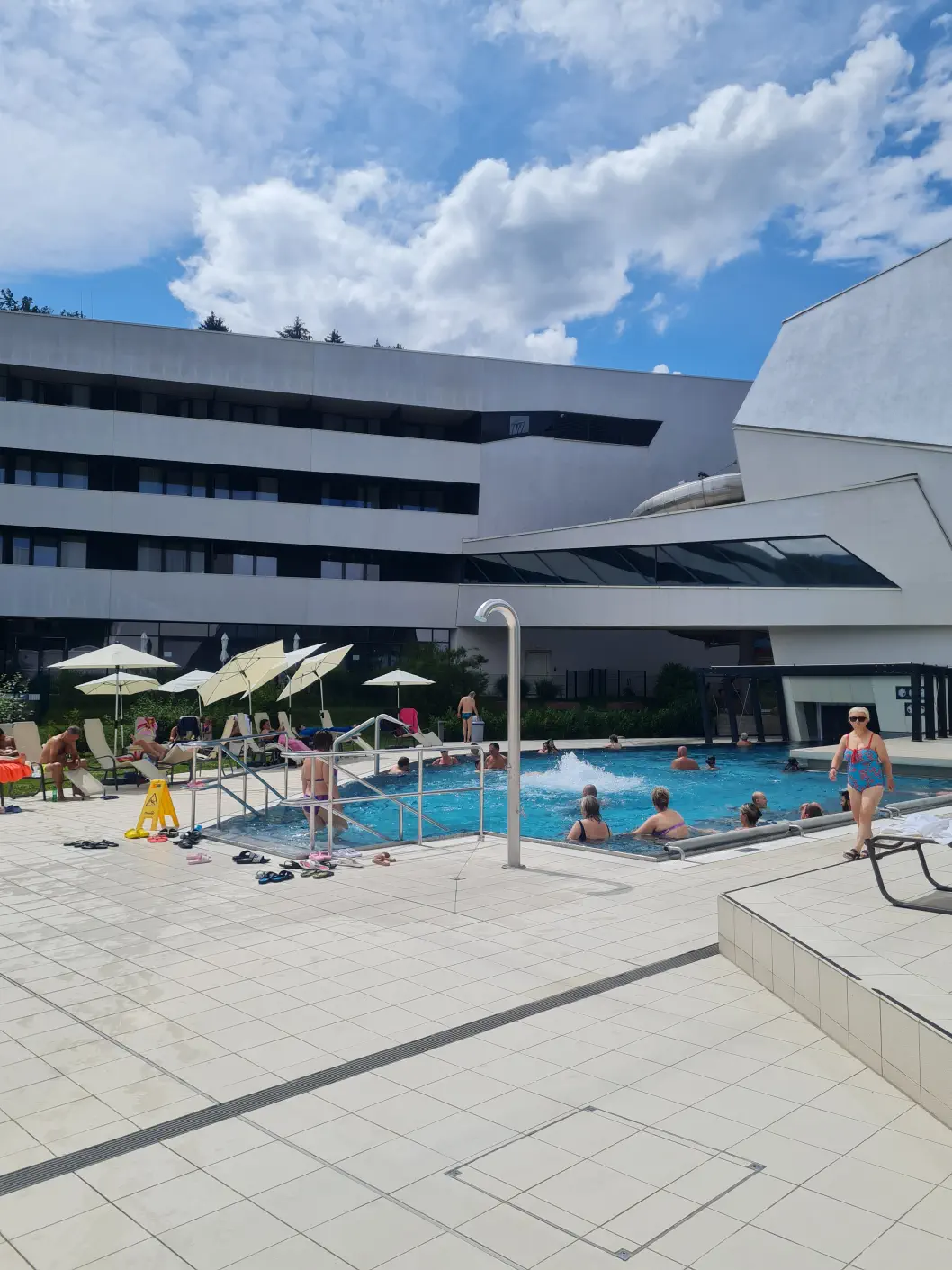 Außenbereich der Therme. Hier gibt es einen extra Kinderbereich mit zahlreichen Spritzmöglichkeiten