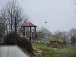 Im Außenbereich mit Tieren und Spielplatz