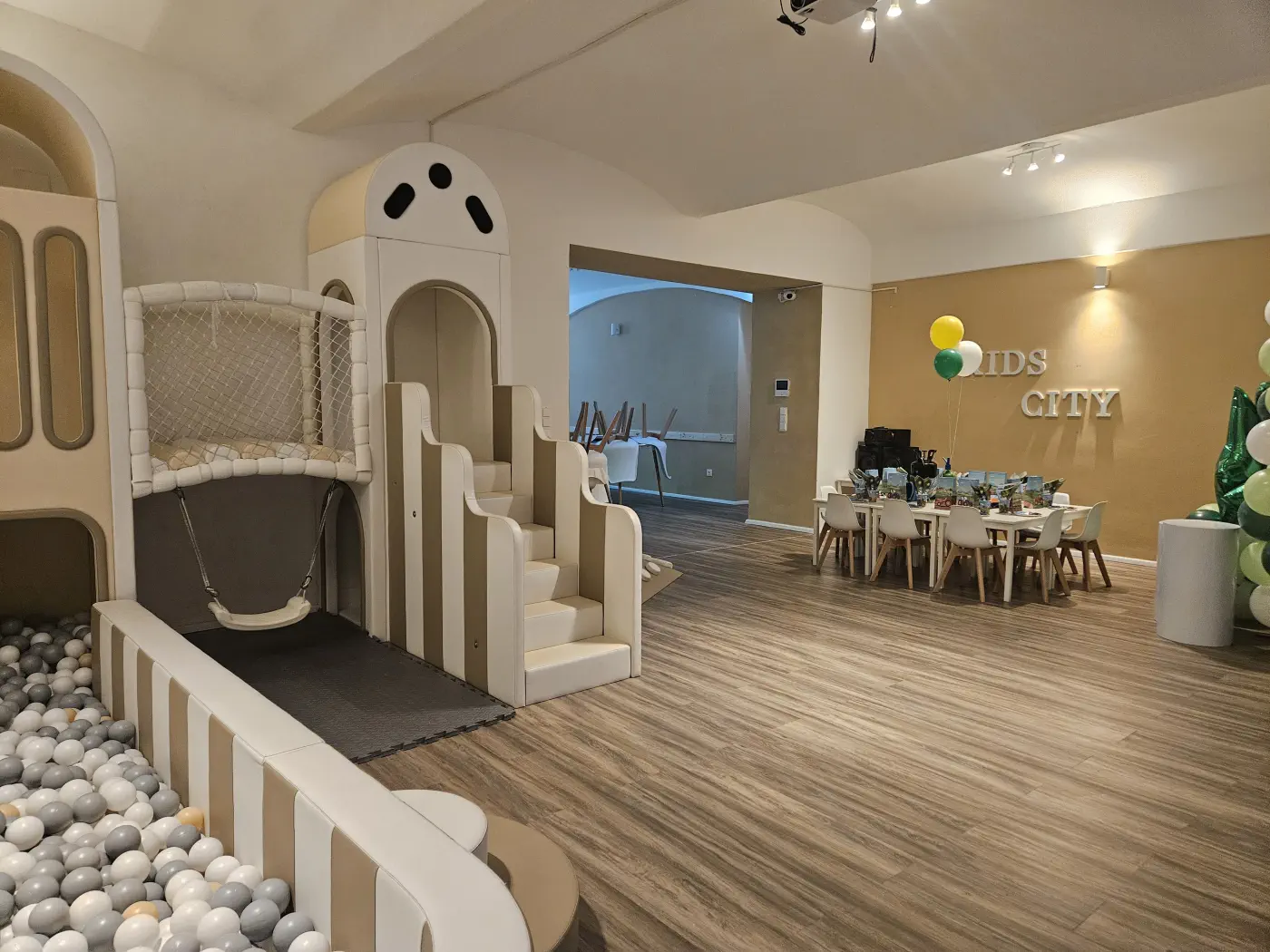 Tolles Klettergerüst mit Bällebad