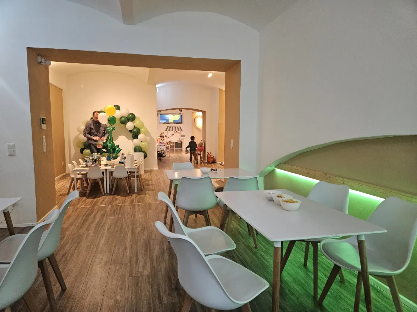 Tolles Klettergerüst mit Bällebad