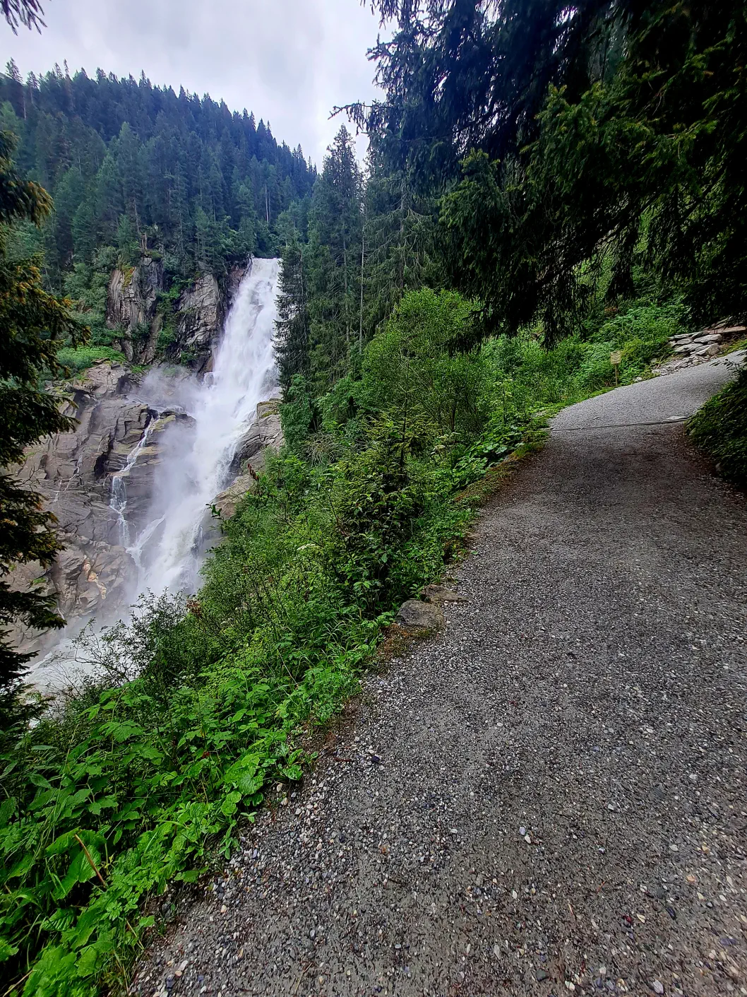 Gut begehbarer Weg ohne Absicherung