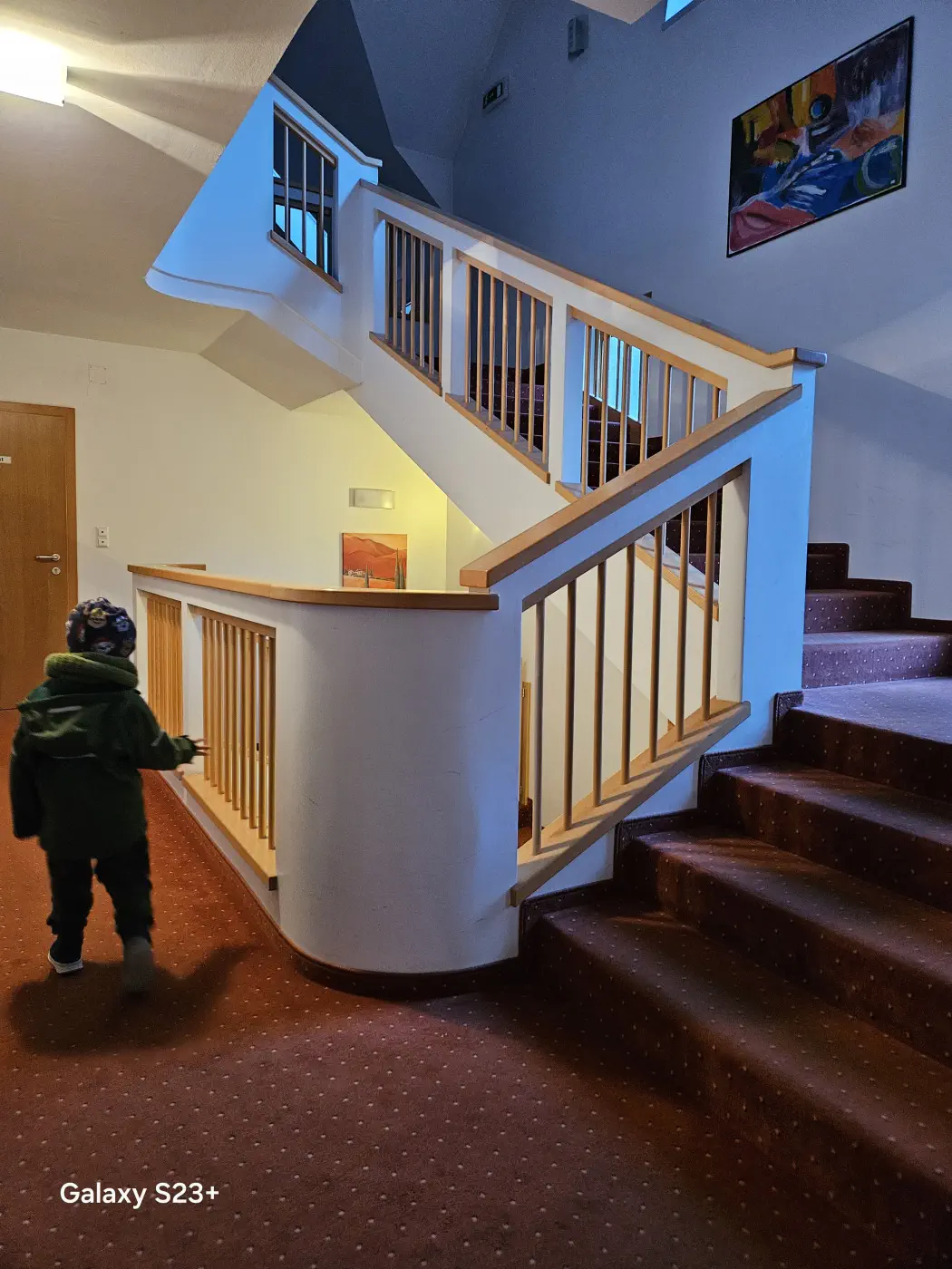 Leider nicht barrierefrei, aber es gibt nur Wohnungen im Erdgeschoss oder 1. Stock