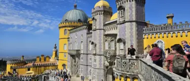 Palast Sintra mit Kleinkind