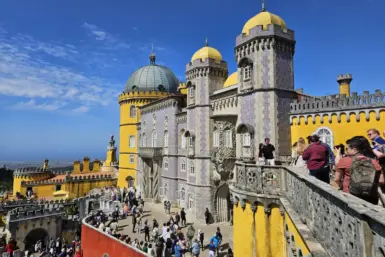 Palast Sintra mit Kleinkind