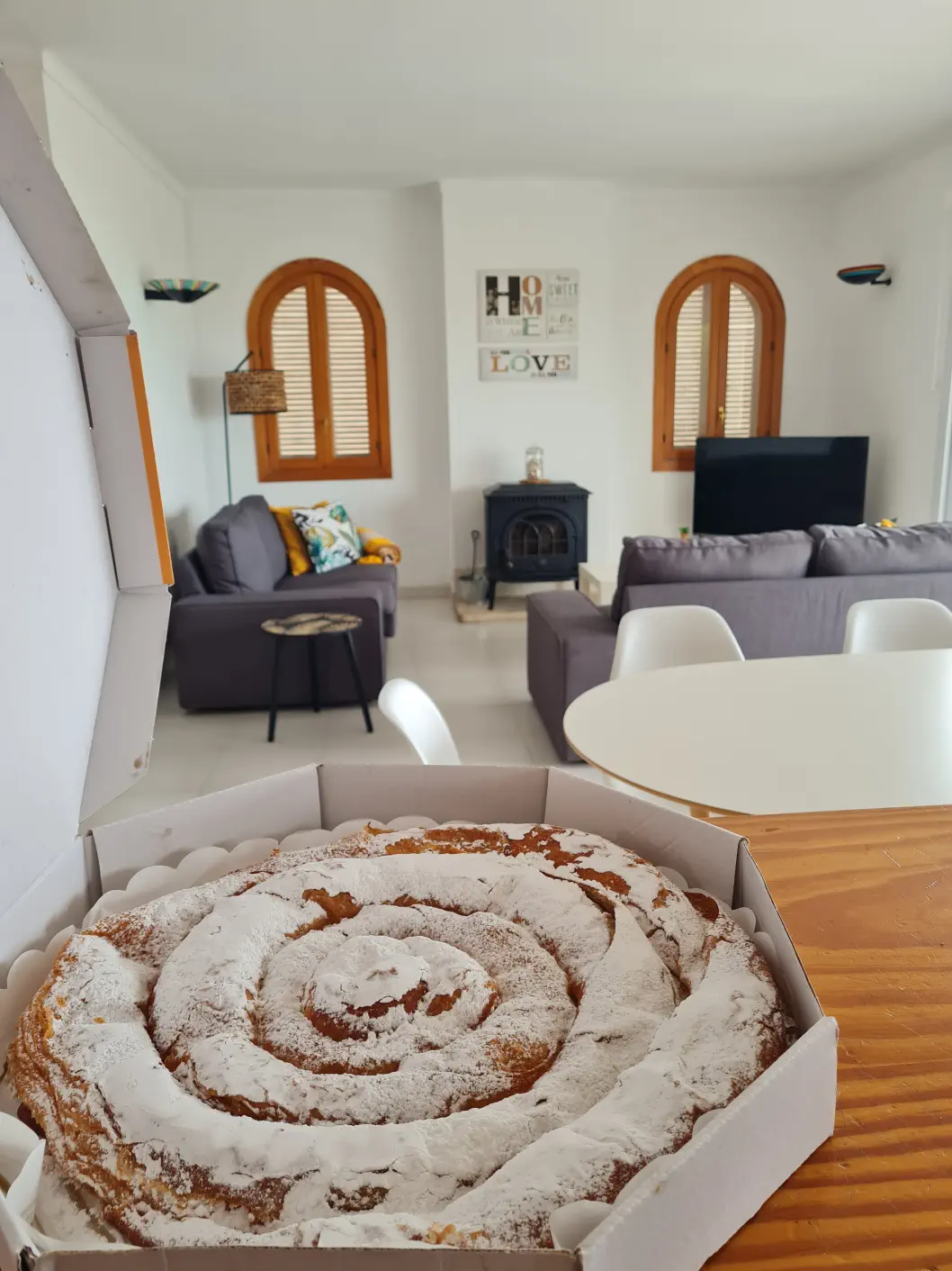 Als Willkommens-Geschenk haben wir eine Mehlspeise bekommen