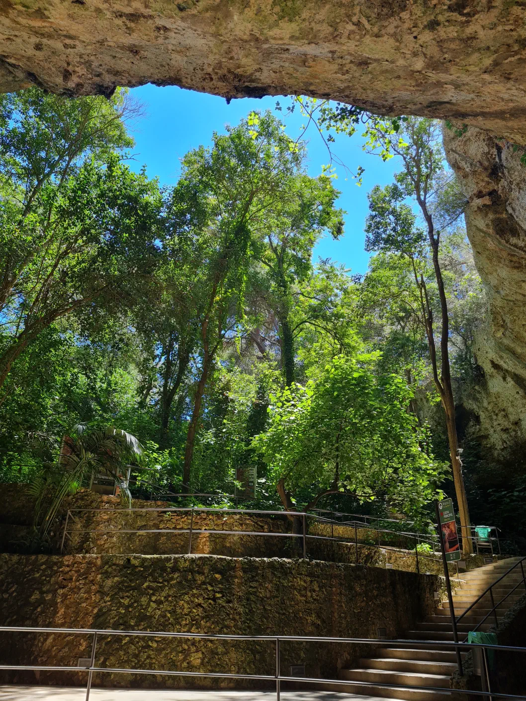 Bei der riesigen Höhle startet die Führung