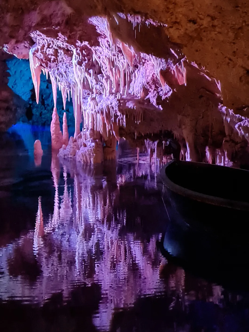 Die Tropfsteine sind für Fotos optimal beleuchtet