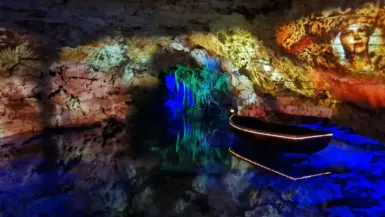 Musik- und Lichtershow in der Tropfsteinhöhle