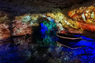 Musik- und Lichtershow in der Tropfsteinhöhle