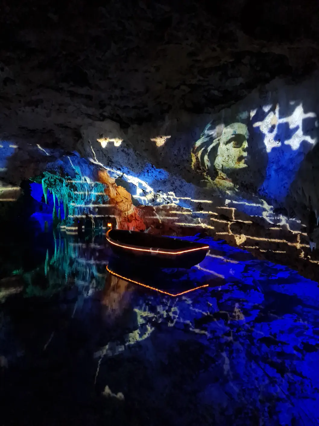 Musik- und Lichtershow in der Tropfsteinhöhle