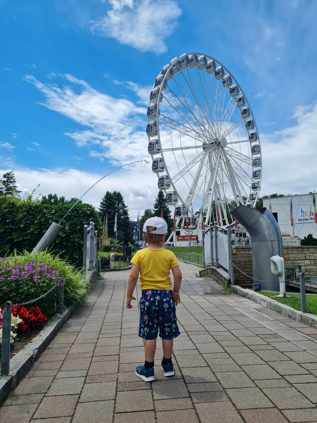 Klagenfurt Minimundus mit Kleinkind