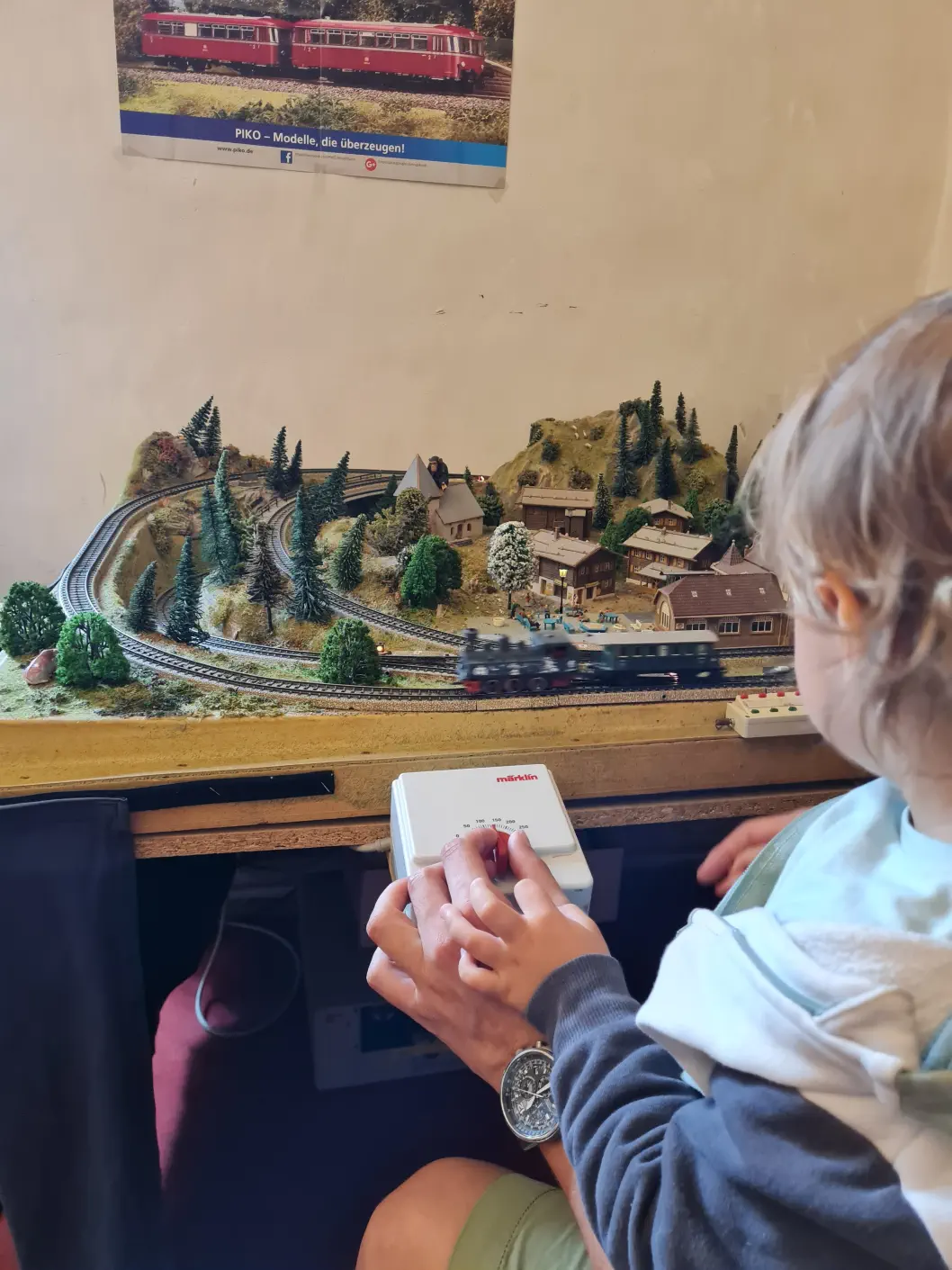 Peppino steuert die Züge