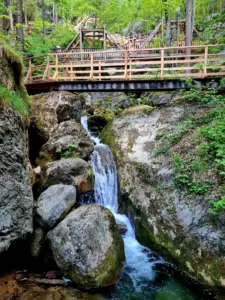 Das Wasser schlängelt sich schön hinab