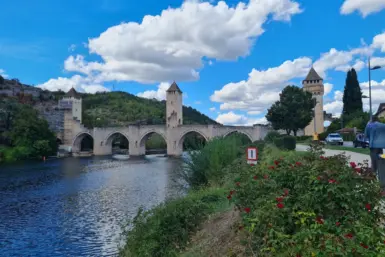 Pont Valentré mit Kleinkind