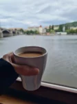 Kaffee mit Ausblick auf die Moldau