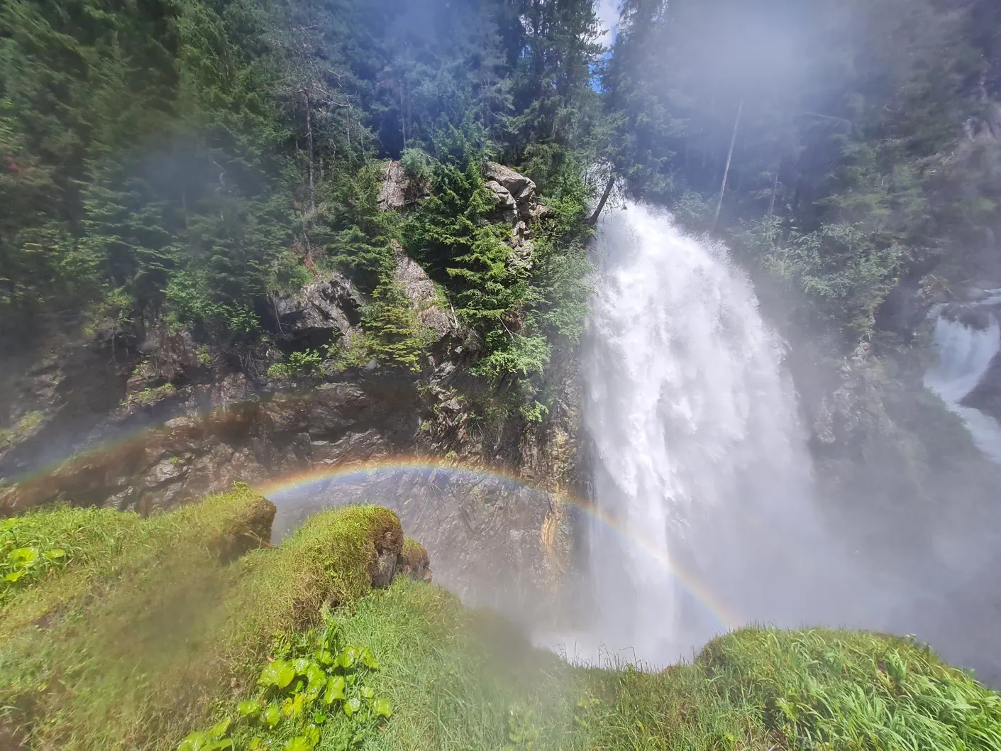 Der höchste Wasserfall fällt ca. 40 Meter tief