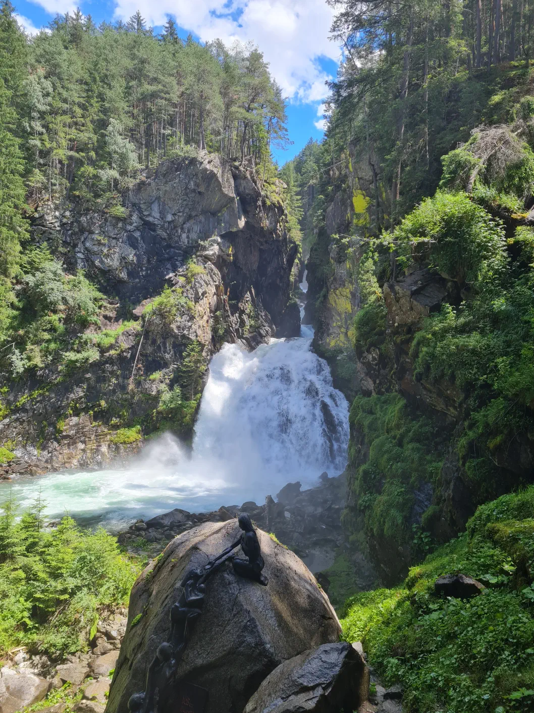 Der erste Wasserfall ist leicht über einen kinderwagengerechten Waldweg erreichbar