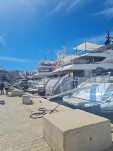 Hafen von Saint-Tropez mit seinen vielen Yachten