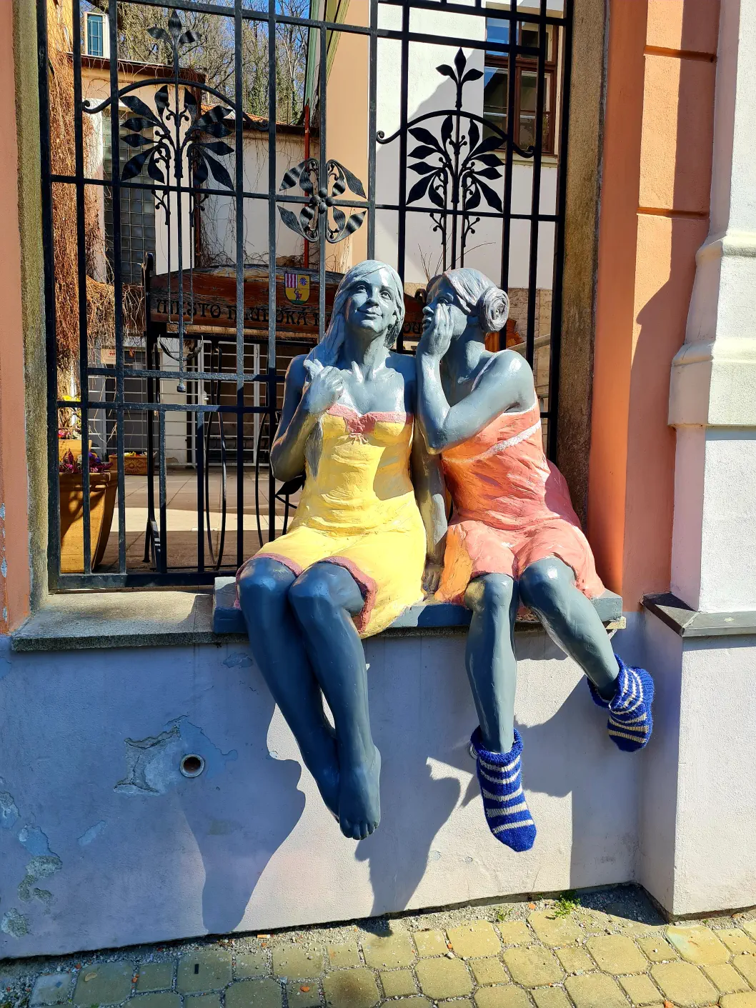 Zwei flüsternde Mädchen im Ortskern