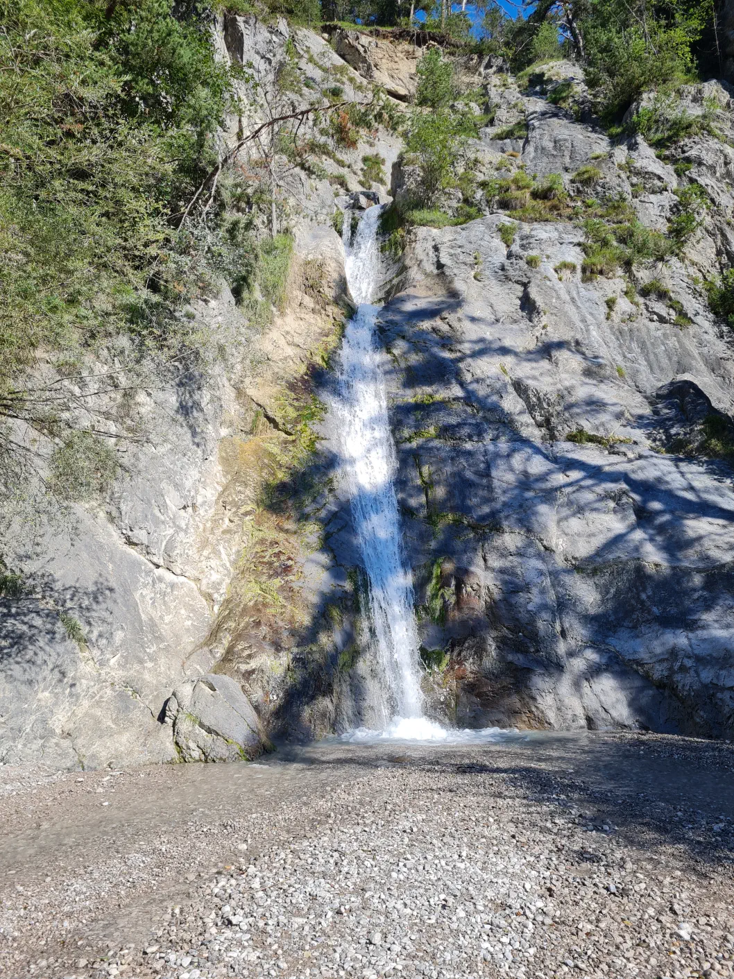 Wasserfall Stams mit Kleinkind