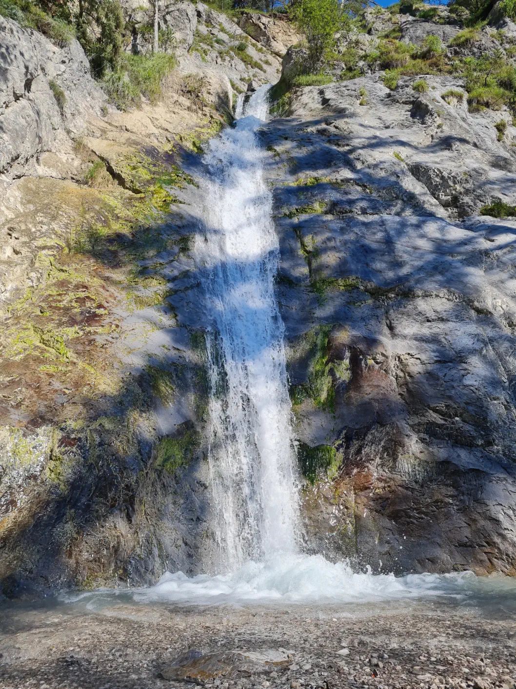 Wasserfall Stams mit Kleinkind