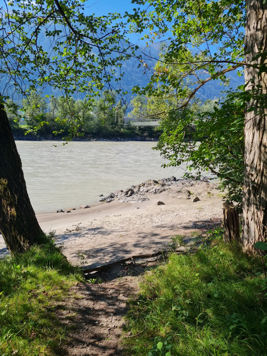 Wasserfall Stams mit Kleinkind