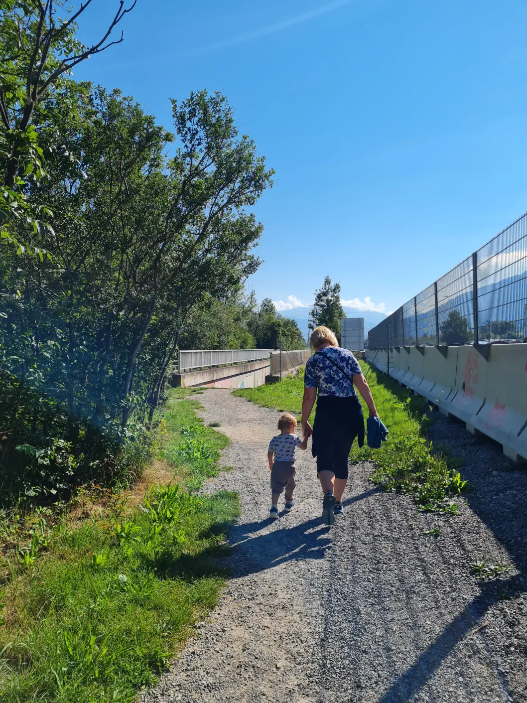 Wasserfall Stams mit Kleinkind