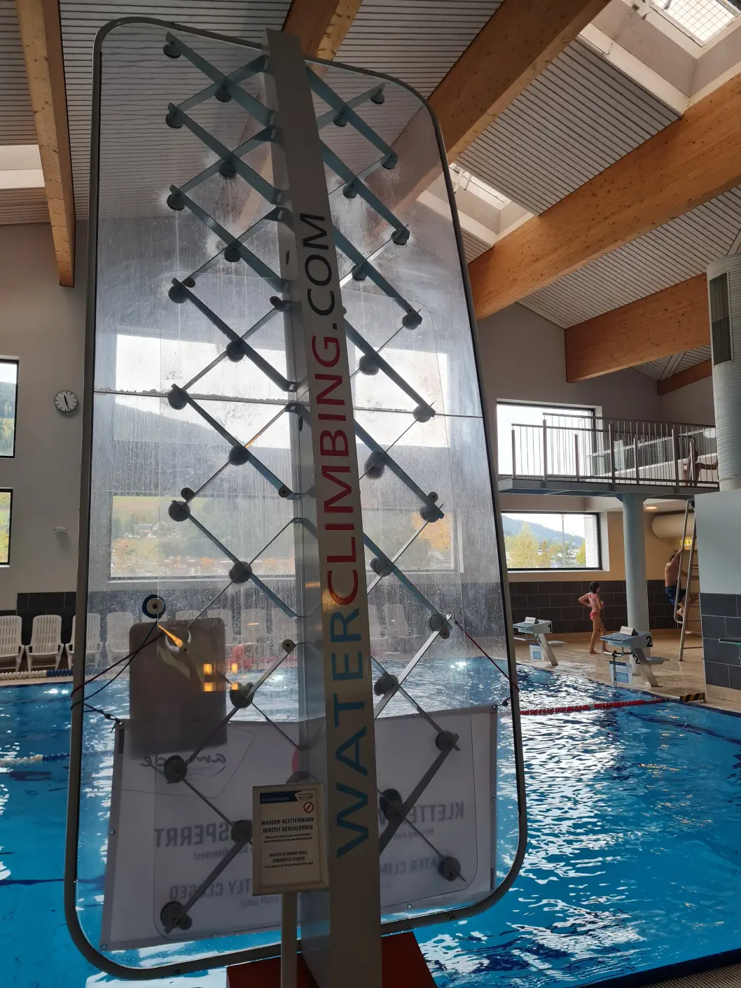 Kletterwand im Sportbecken